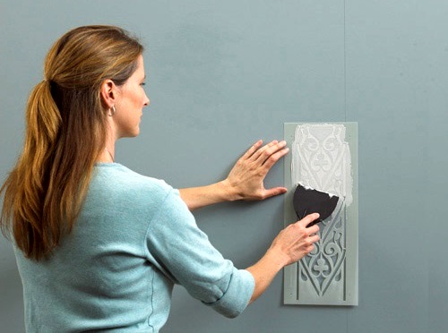 Wall decoration with stencil 