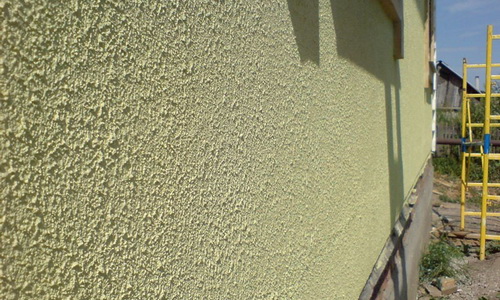 Декоративна мазилка върху външната стена на къщата