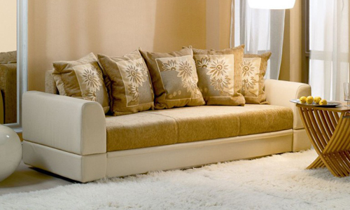 Soffa med dekorativa kuddar