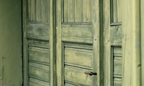 Puertas hechas de madera envejecida
