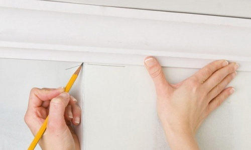 Installation of a ceiling skirting board