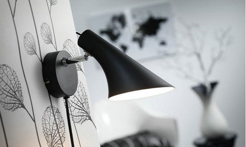 Lámpara de pared en la sala de estar