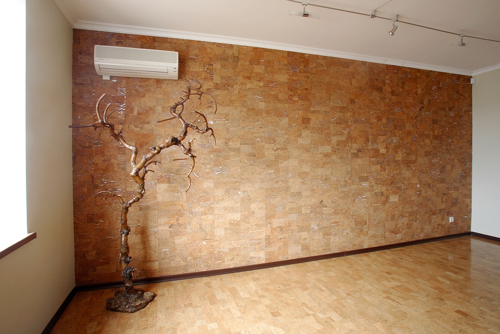 Example of a room with cork wallpaper