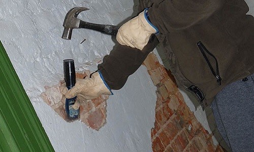 Removing old plaster from the walls
