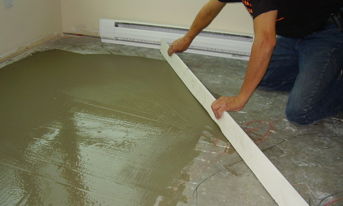 Вирівнювання підлоги цементним стягуванням