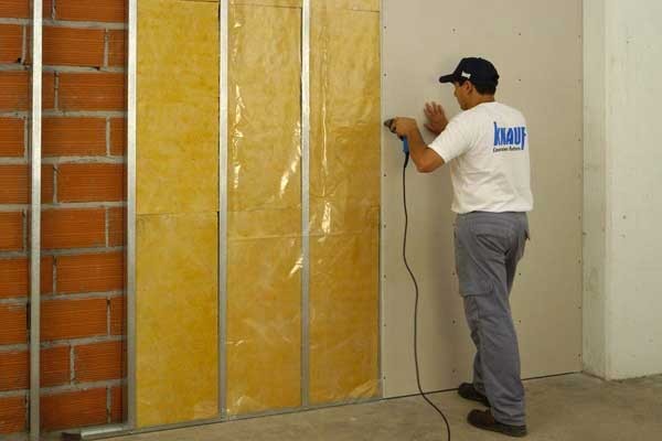 Soundproofing of walls in a square